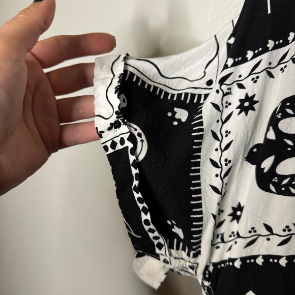 Sunburst Kiss Linen Cropped Button Down Shirt Black & White - Picture 3 of 6